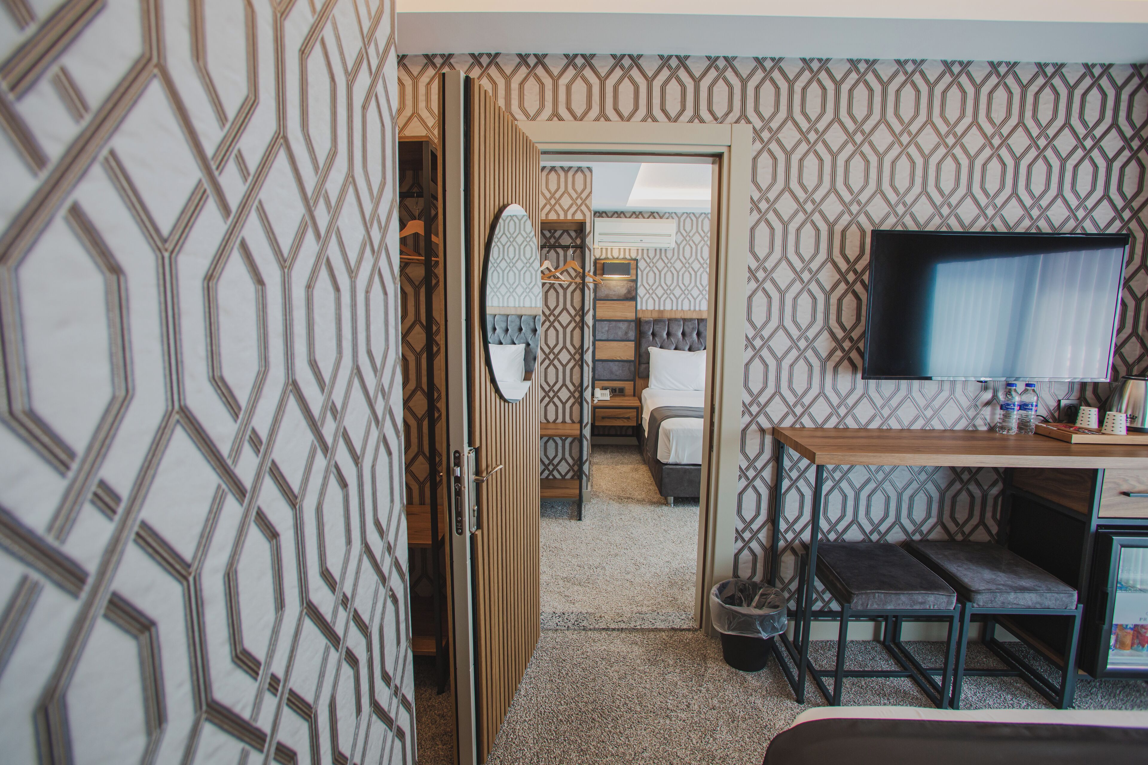 family room, connecting rooms | minibar, in-room safe, blackout curtains, soundproofing