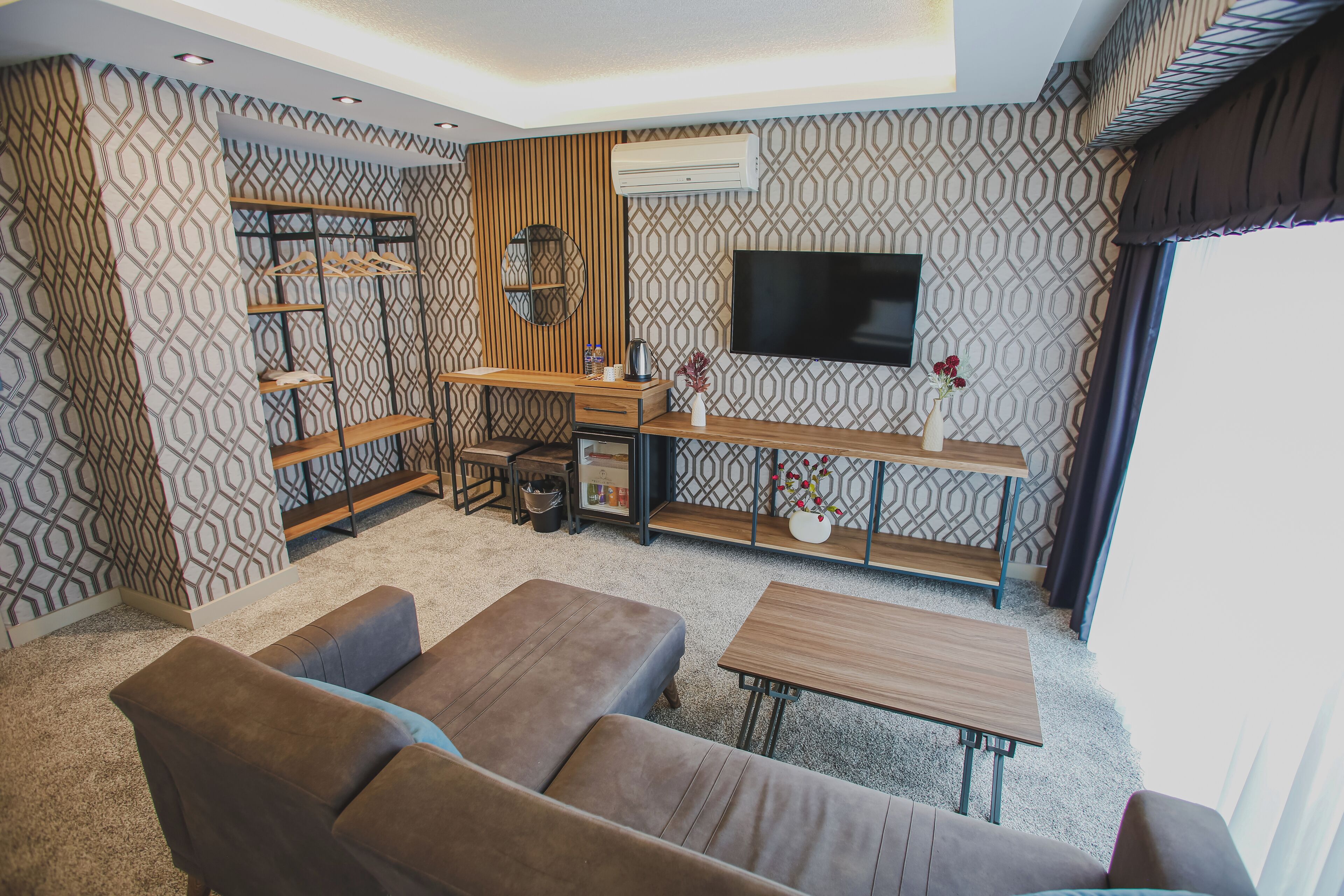 suite | minibar, in-room safe, blackout curtains, soundproofing