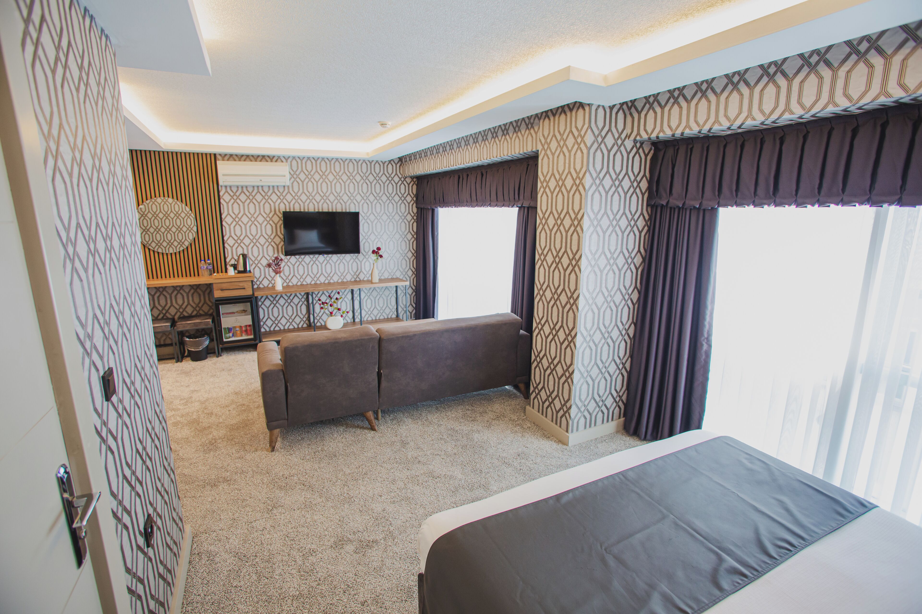 suite | minibar, in-room safe, blackout curtains, soundproofing