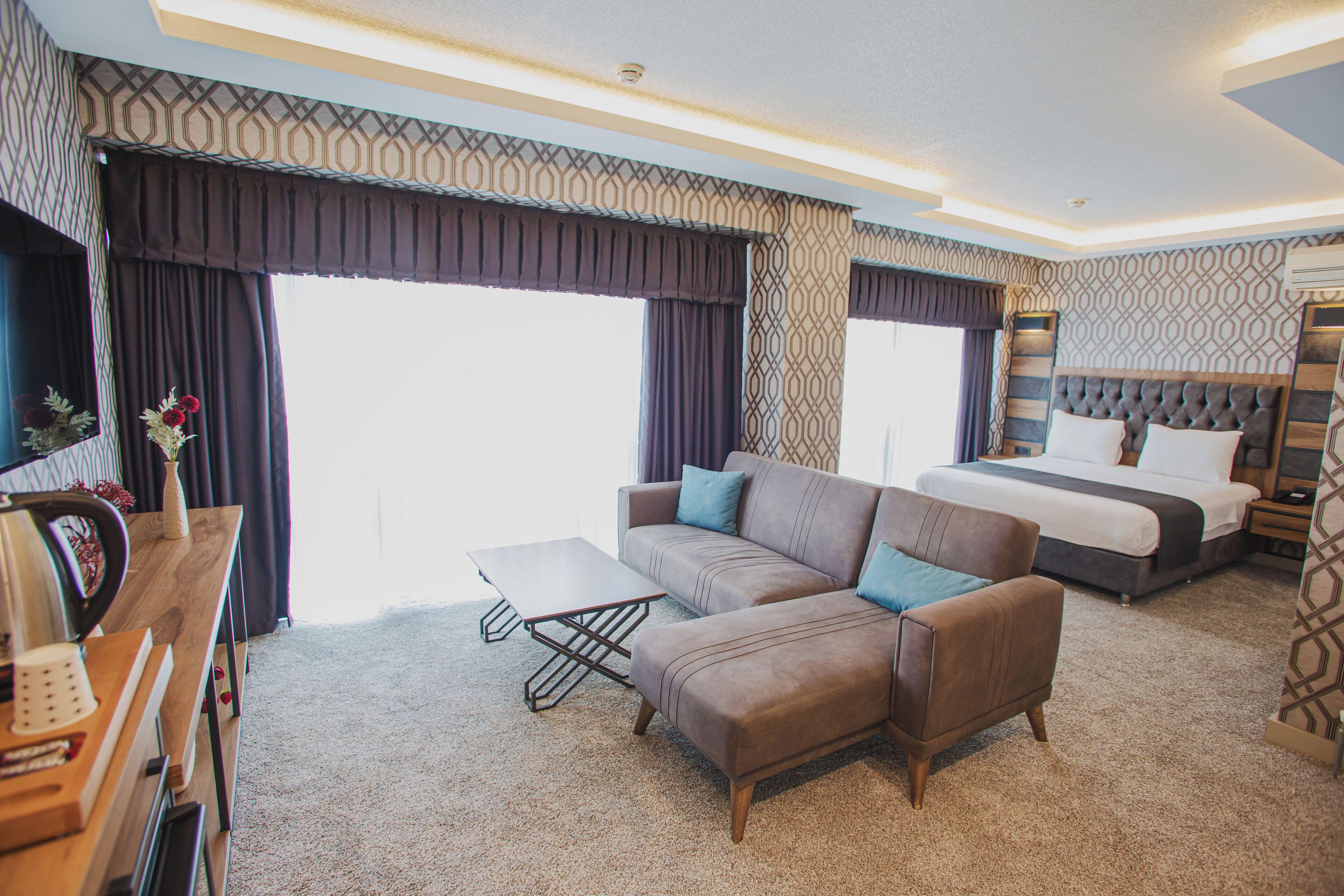 suite | minibar, in-room safe, blackout curtains, soundproofing