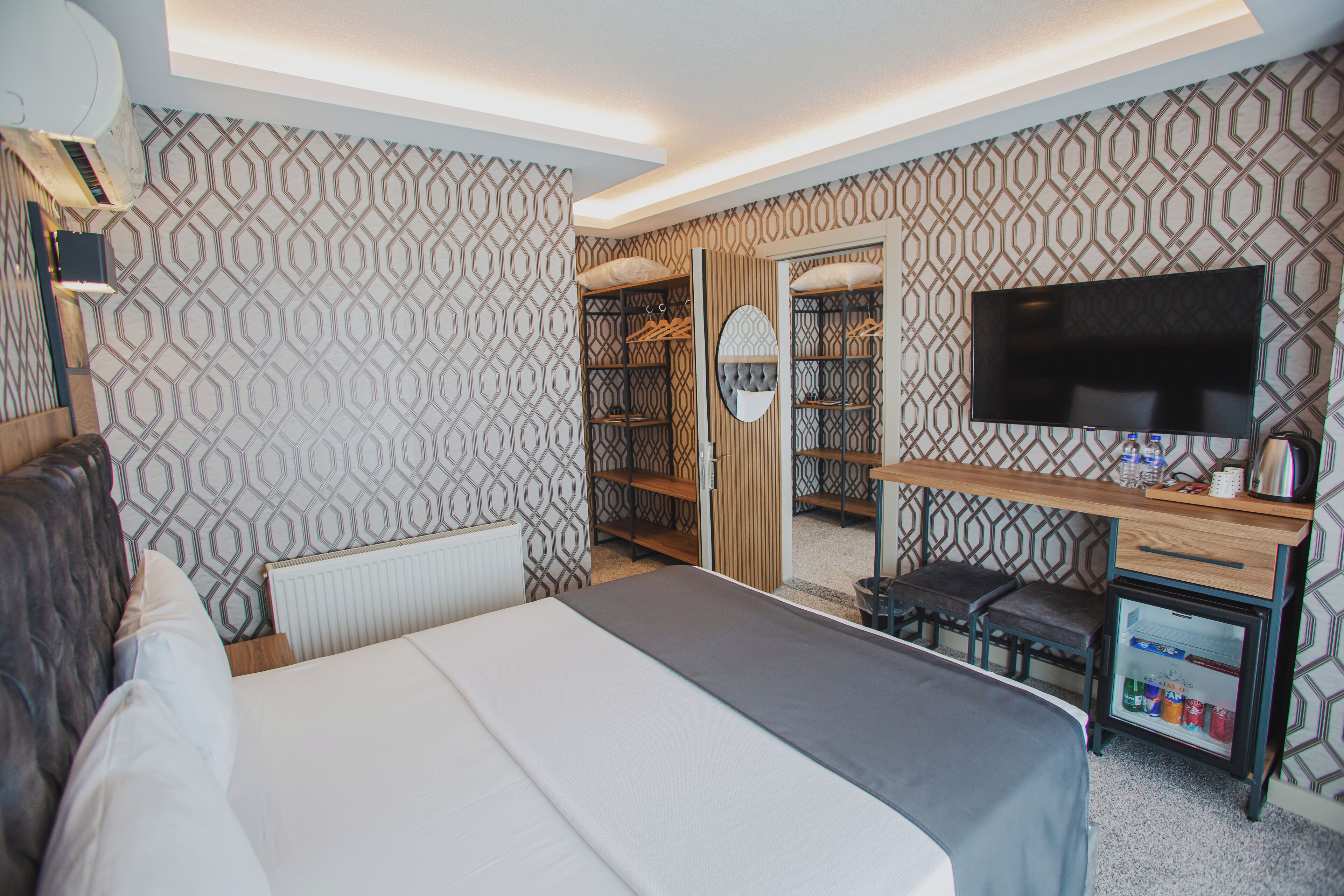 family room, connecting rooms | minibar, in-room safe, blackout curtains, soundproofing