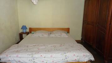 Villa, 2 habitaciones, no fumadores | Escritorio, tabla de planchar con plancha, wifi gratis y ropa de cama