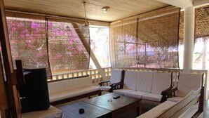Una habitación con un sofá, una mesa y un banco.