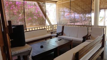 Villa, 2 habitaciones, no fumadores | Zona de estar | Una televisión