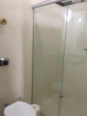 Shower, towels - Hotel Marks (Abaeté)