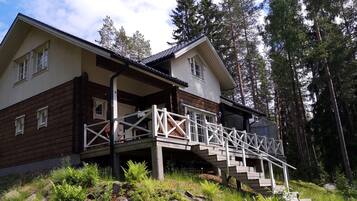 Vista frontal de la propiedad