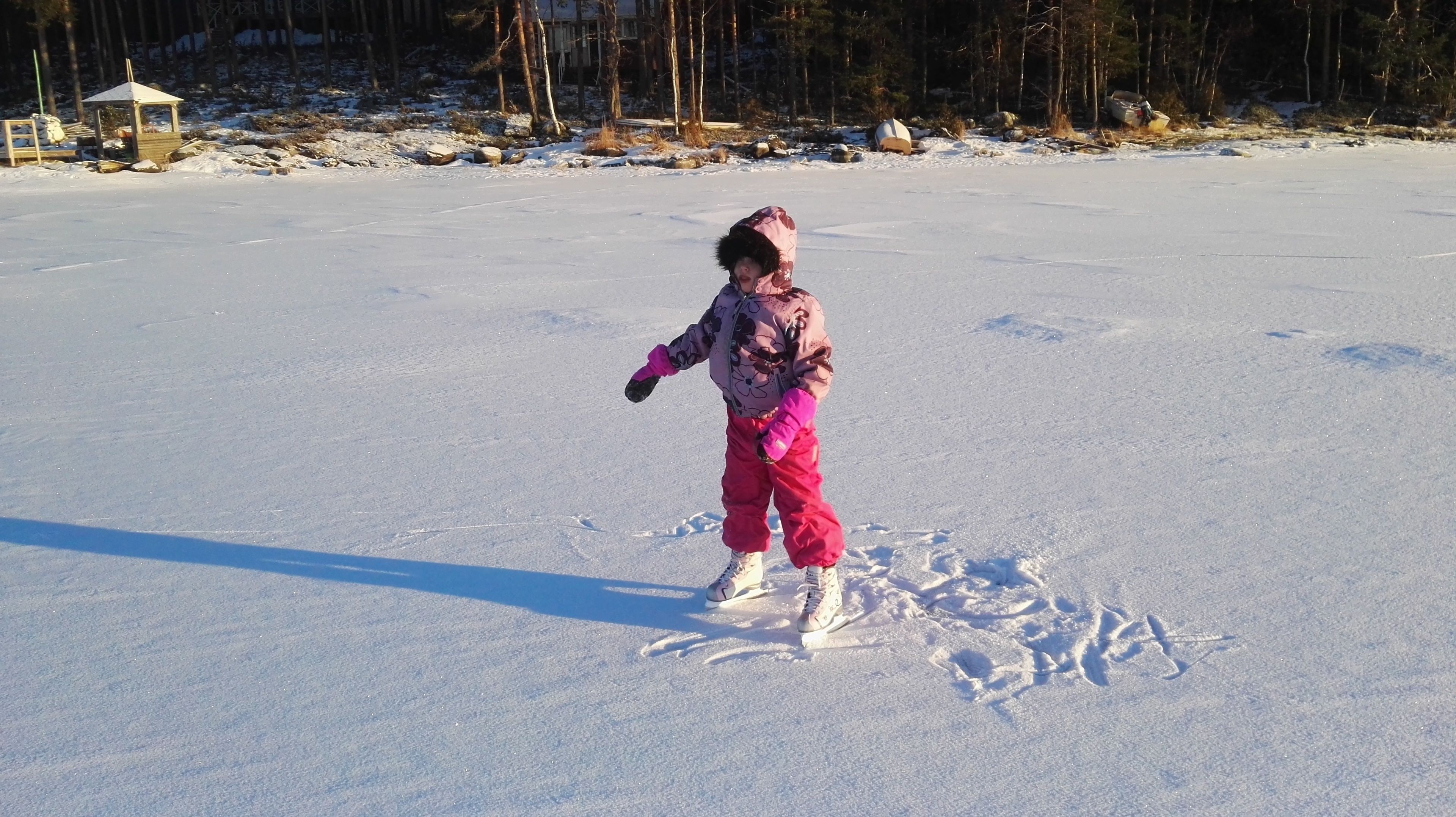 Un niño jugando en la nieve.
