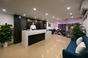 24-inch TV with cable channels, fireplace - Hanoi Aria Central Hotel & Spa (Hanoi)