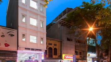 Egyptian cotton sheets, premium bedding, minibar, individually decorated