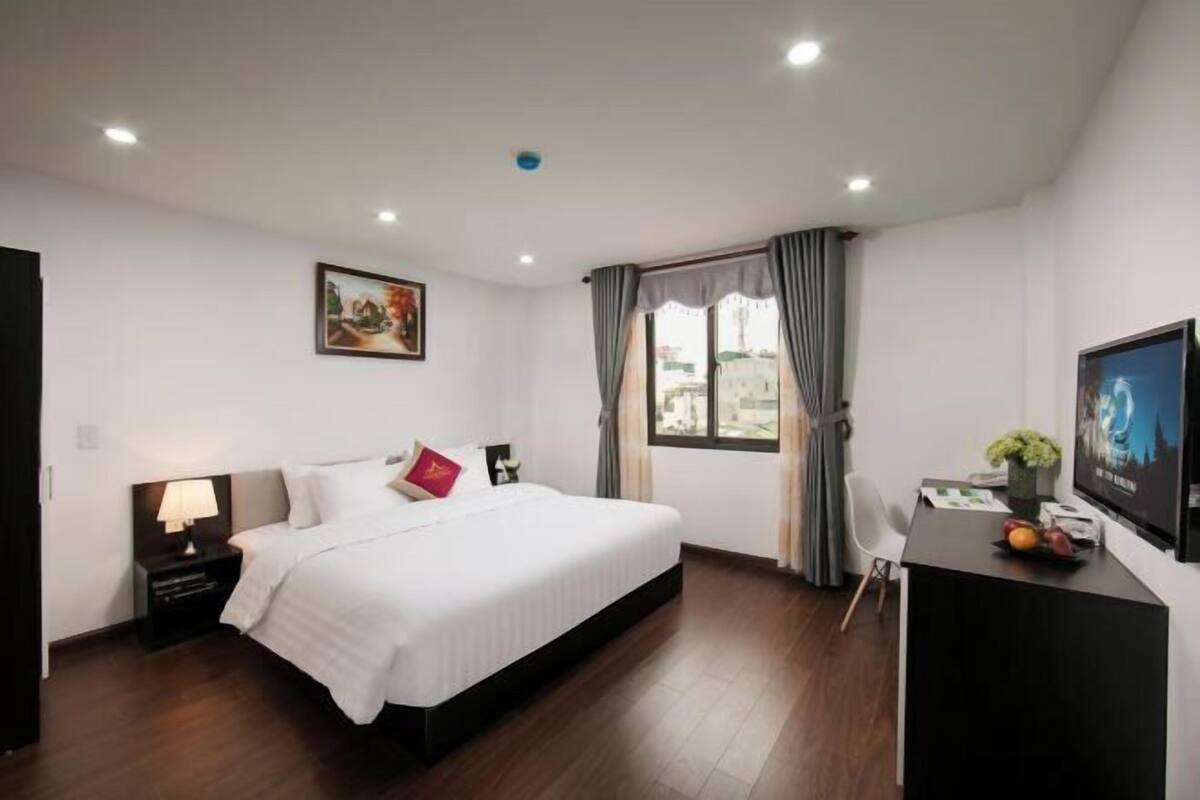 Egyptian cotton sheets, premium bedding, minibar, individually decorated