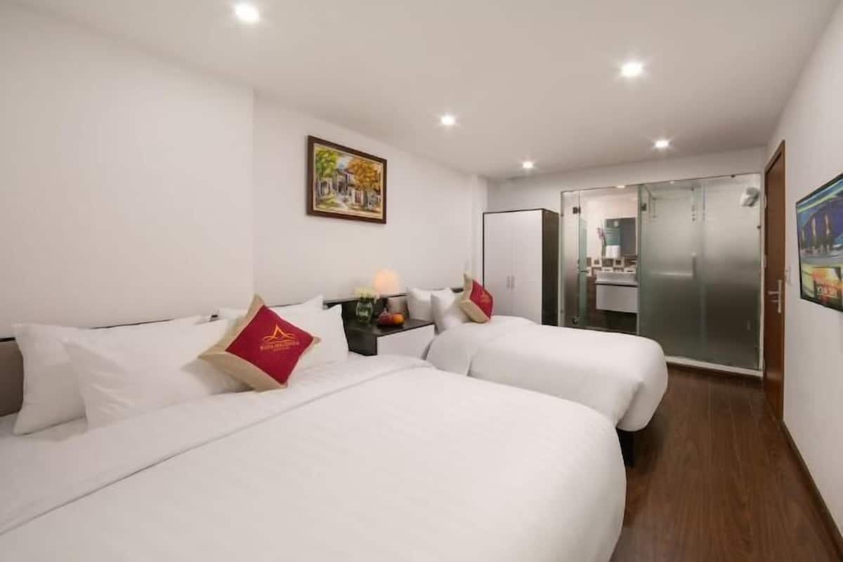 Egyptian cotton sheets, premium bedding, minibar, individually decorated