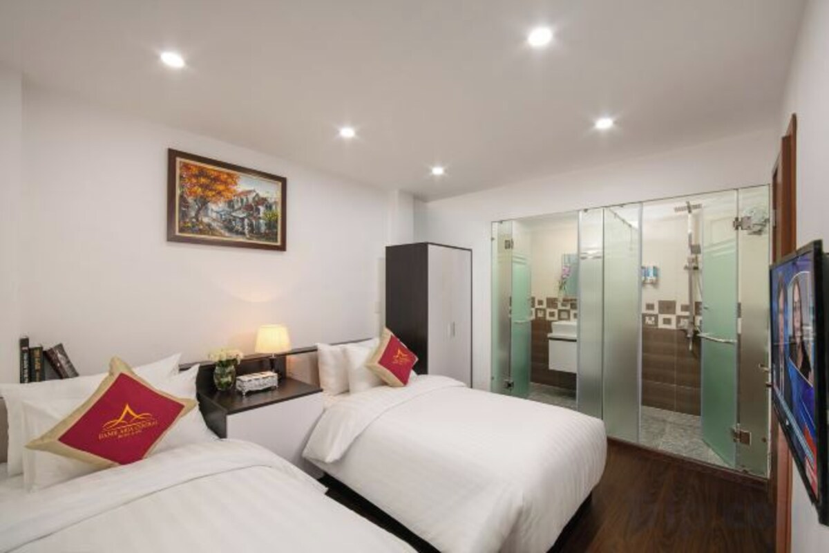 Egyptian cotton sheets, premium bedding, minibar, desk