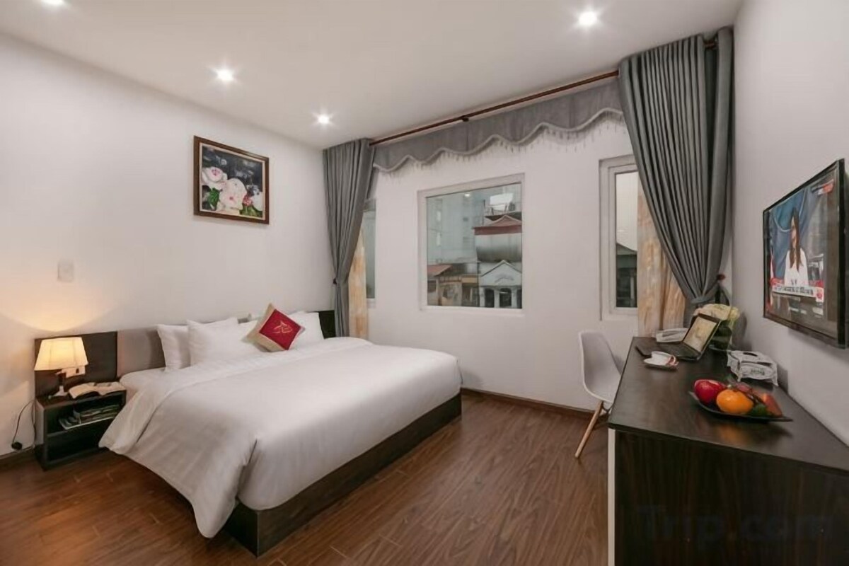 Egyptian cotton sheets, premium bedding, minibar, desk