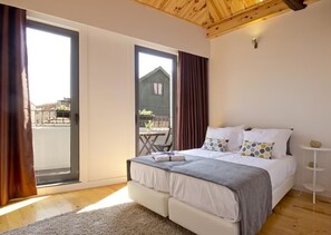 Superior Studio, City View | Desk, blackout drapes, soundproofing, iron/ironing board - MyStay Porto Bolhão (Porto)