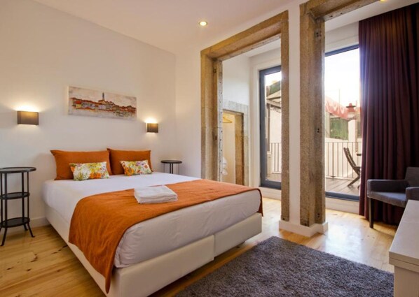 Studio, terras | Een bureau, verduisterende gordijnen, geluiddichte muren