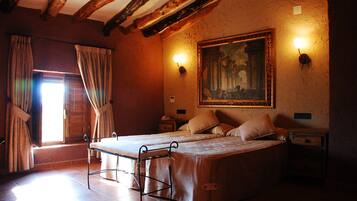 Double Room | Minibar, individually decorated, individually furnished, desk