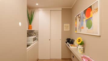 Microwave, coffee/tea maker, electric kettle