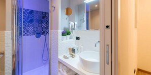 经典三人房 | 浴室 | 淋浴设施、大花洒淋浴喷头、免费洗浴用品、吹风机