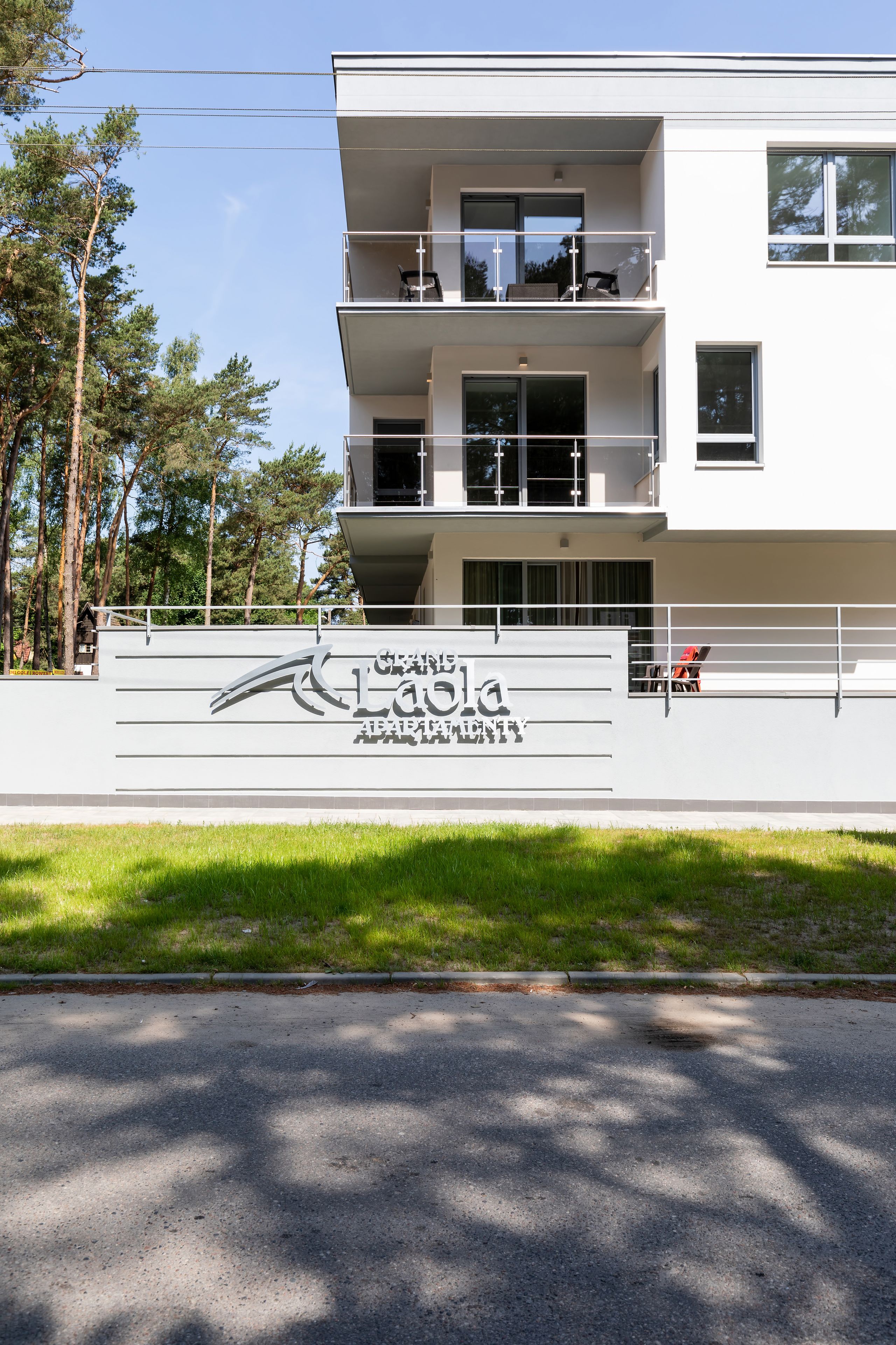 A modern building with a sign reading "Grand Laça Hotel & Spa".