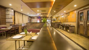 Un restaurante moderno con una barra larga, cabinas y un refrigerador de Coca-Cola.