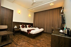 Deluxe Room, 1 Queen Bed | Premium bedding, desk, iron/ironing board, rollaway beds - Myspace Hotels Silverstar (Bengaluru)