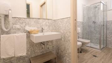 Douche, articles de toilette gratuits, sĂšche-cheveux, bidet