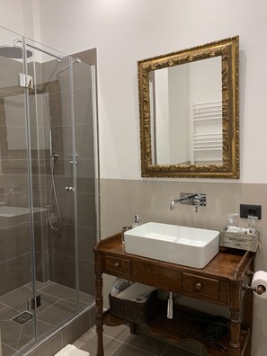 Condo, baño privado (Pet Friendly) | Baño | Regadera, regadera tipo lluvia, amenidades de baño gratuitas 