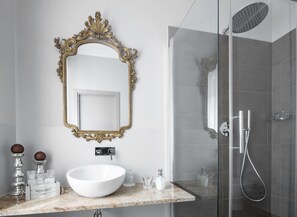 Double Room (Cesarea) | Bathroom | Shower, rainfall showerhead, free toiletries, hair dryer - Il Genovino (Genoa)