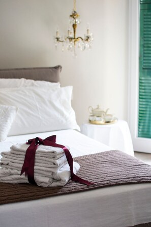 Triple Room (Galata) | Egyptian cotton sheets, premium bedding, down comforters - Il Genovino (Genoa)