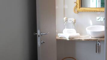 Tremannsrom (Galata) | Bad | Dusj, regndusjhode, toalettartikler (inkludert) og hårføner