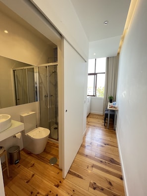 Studio | Bathroom | Shower, free toiletries, hair dryer, towels