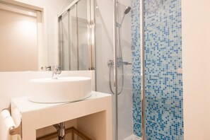 Studio, balcon | Salle de bain