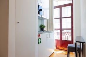 Studio, Balcony | Private kitchen