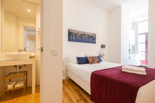 Studio, Balcony | Individually decorated, individually furnished, desk, blackout curtains