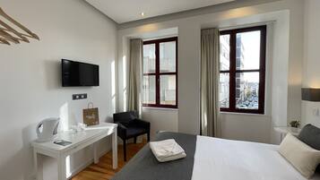 Double Room | Dihias secara berasingan, dilengkapkan perabot secara berasingan, meja