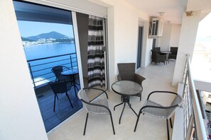 Comfort penthouse, Meerdere bedden, uitzicht op zee | Balkon