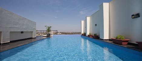 Una piscina al aire libre