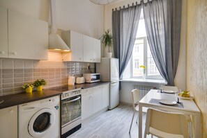 Full-size fridge, microwave, stovetop, electric kettle