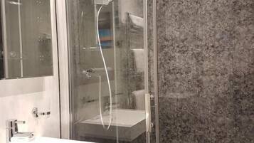 Mint Macaroon - Deluxe King | Bathroom | Shower, free toiletries, hair dryer, towels