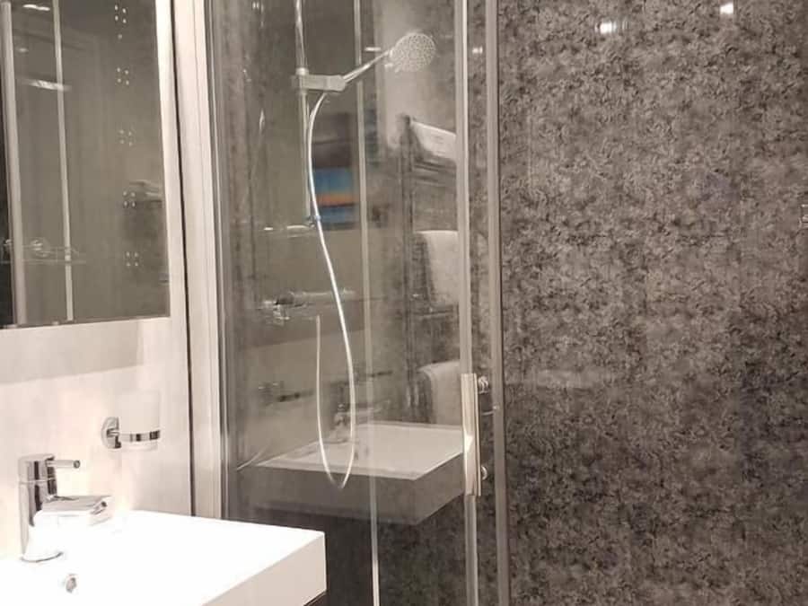 Deluxe-dobbeltværelse | Badeværelse | Bruser, gratis toiletartikler, hårtørrer, håndklæder