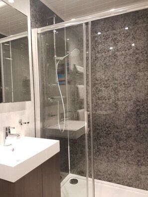 Mint Macaroon - Deluxe King | Bathroom