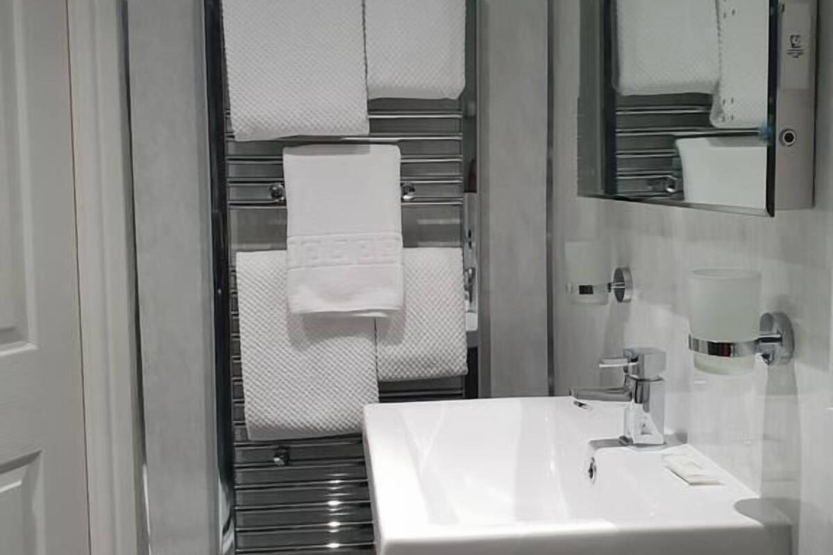 Dusche, kostenlose Toilettenartikel, Haartrockner, Handtücher