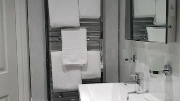 Regadera, amenidades de baño gratuitas, secadora de cabello, toallas