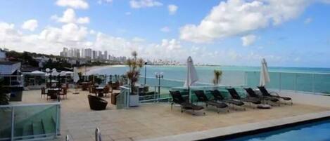 Piscina a l'aire lliure, para-sols i gandules