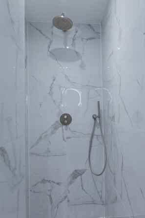 淋浴设施、大花洒淋浴喷头、免费洗浴用品、吹风机