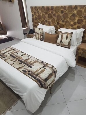 Classic Double Room, Non Smoking | Individually decorated, individually furnished, desk, blackout drapes