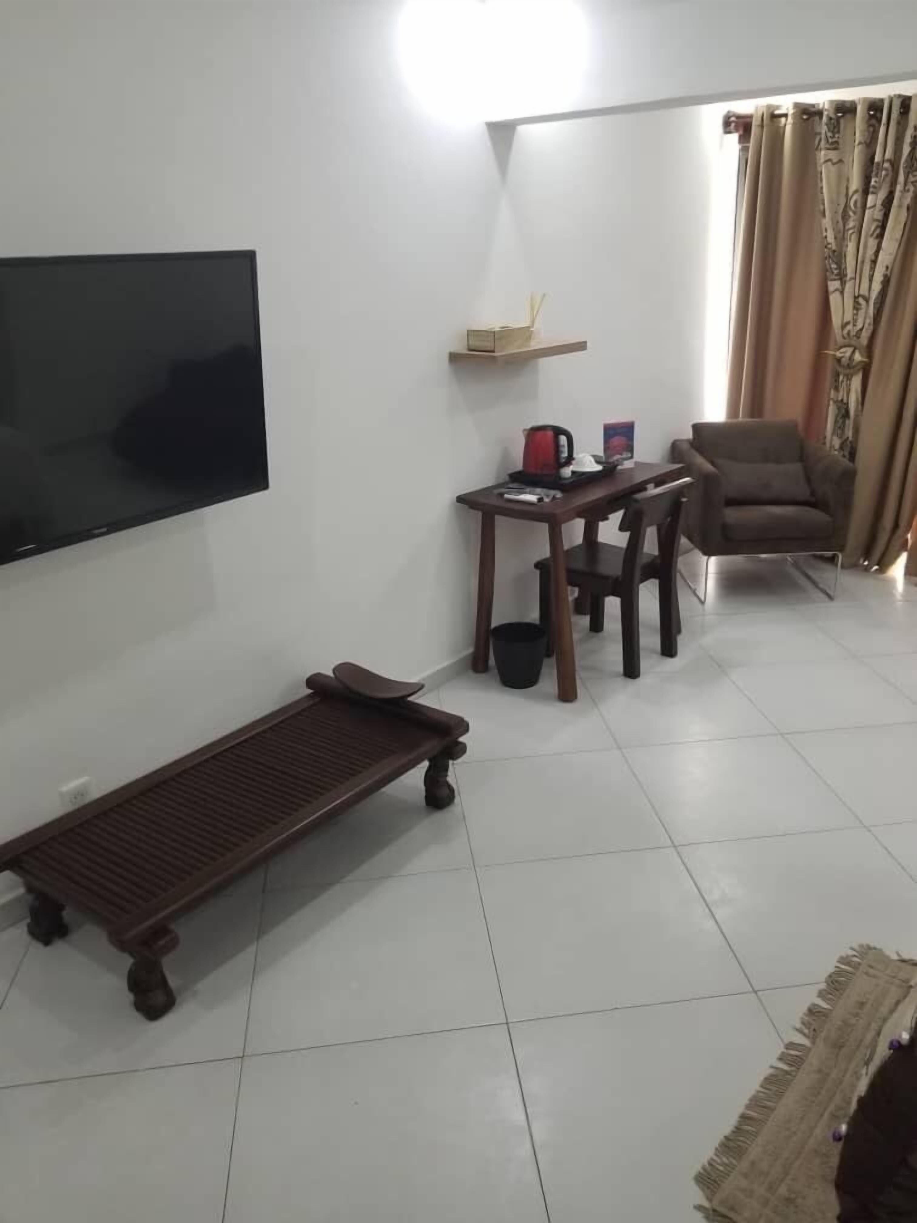 Superior Double Room, Non Smoking | Living room | Flat-screen TV, Netflix