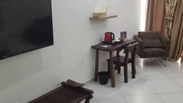 Superior Double Room, Non Smoking | Living room | Flat-screen TV, Netflix
