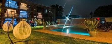 Una piscina al aire libre