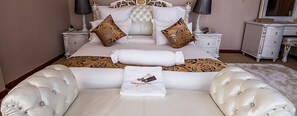 Presidentiële kamer | Luxe beddengoed, een minibar, een kluis op de kamer